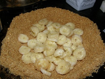 making banana cream pie