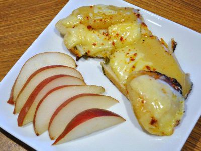 Cheese Toast with Pears