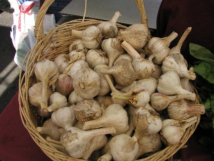 a large basket full of garlic bulbs
