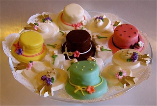 Side hat petit fours