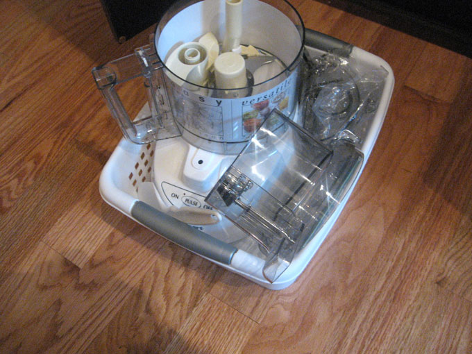 https://whatscookingamerica.net/wp-content/uploads/2015/03/food-processor-storage4.jpg