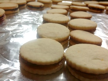 alfajores cookies assembled