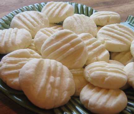 Biscoitos De Maizena cookies with fork trails baked into the tops.