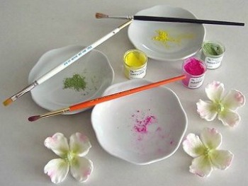painting gum paste flowers with dogwood flower colors