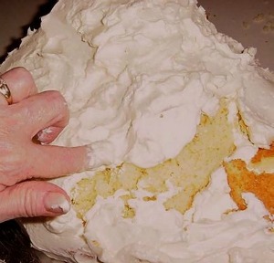 using a fingers to ice the cake to mimic an organic snowfall design
