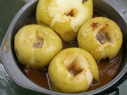 Dutch Oven Baked Caramel Apples 