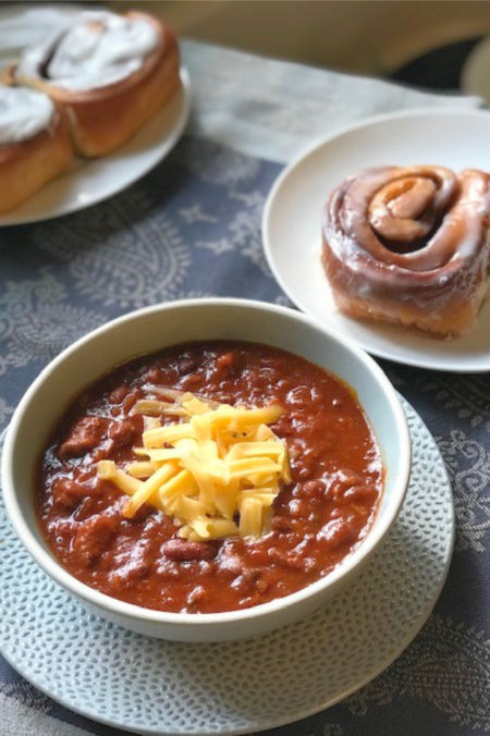 Chili y rollos de canela